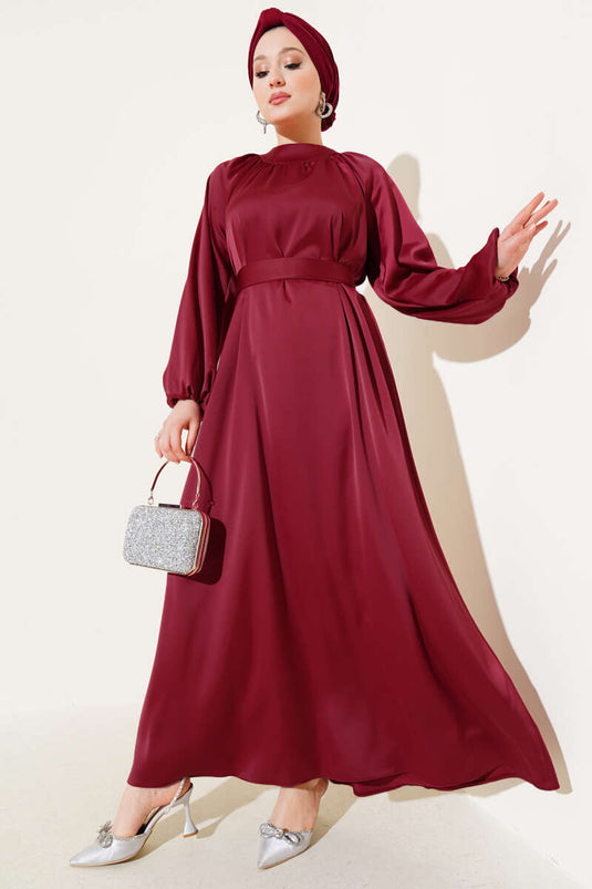 Robe de soirée en satin bordeaux à manches ballon avec ceinture