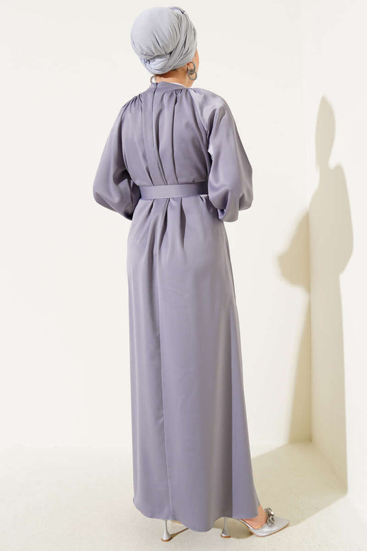 Robe de soirée en satin à manches ballon et ceinture grise