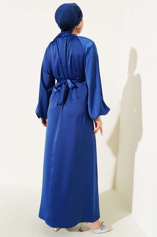 Robe de soirée en satin à manches ballon et ceinture indigo