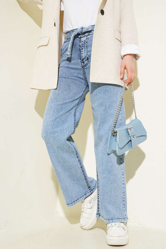 Pantalon en jean bleu avec ceinture élastique à la taille et ceinture intégrée