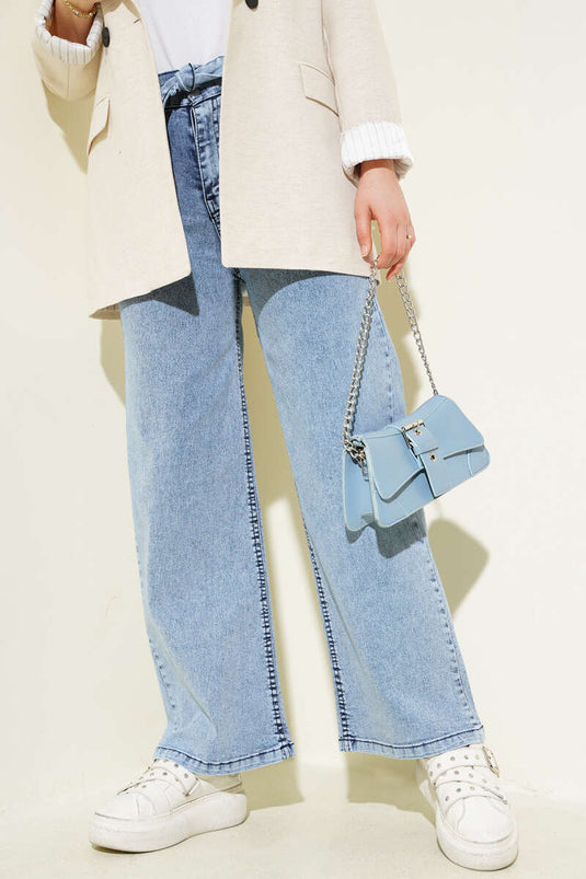Pantalon en jean bleu avec ceinture élastique à la taille et ceinture intégrée