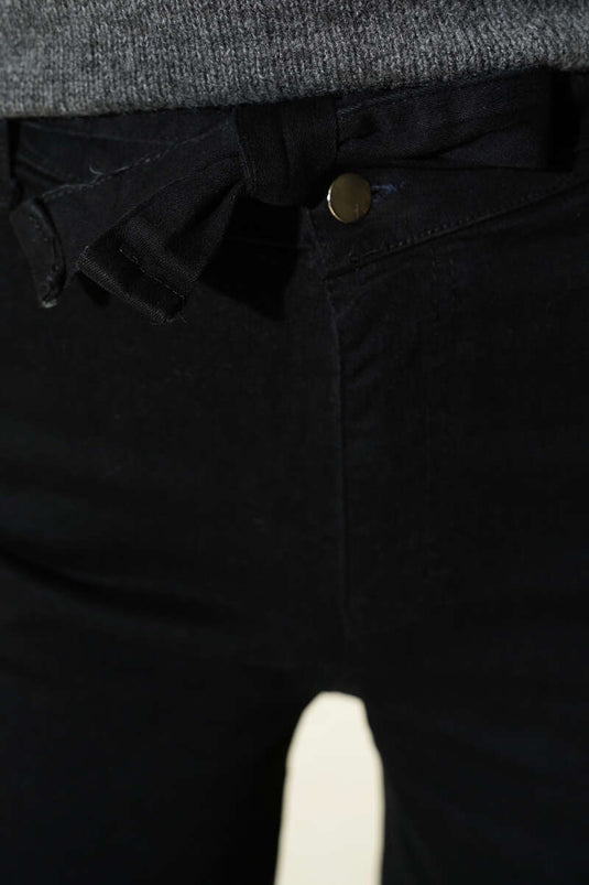 Pantalon en jean noir à taille élastiquée avec ceinture