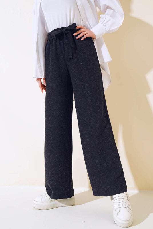 Hose mit weitem Bein und Gürtel in Schwarz