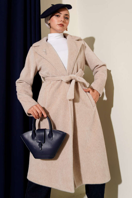 Manteau en cachemire beige avec broche et ceinture