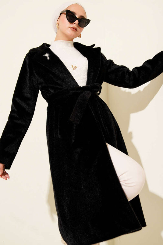 Manteau en cachemire noir avec détail broche et ceinture