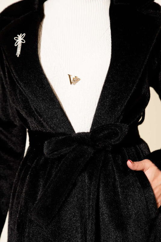 Manteau en cachemire noir avec détail broche et ceinture