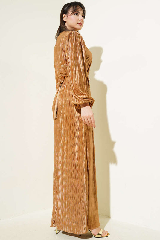 Robe plissée ceinturée couleur latte