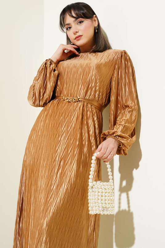 Robe plissée ceinturée couleur latte