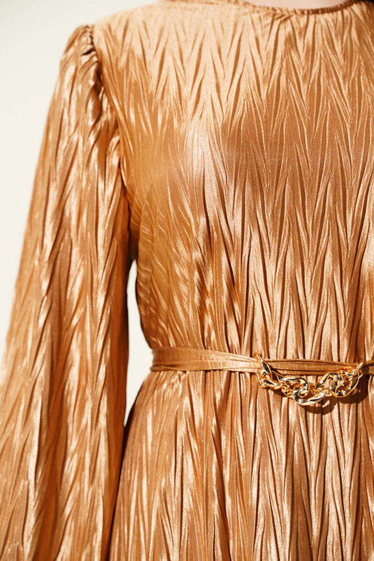 Robe plissée ceinturée couleur latte