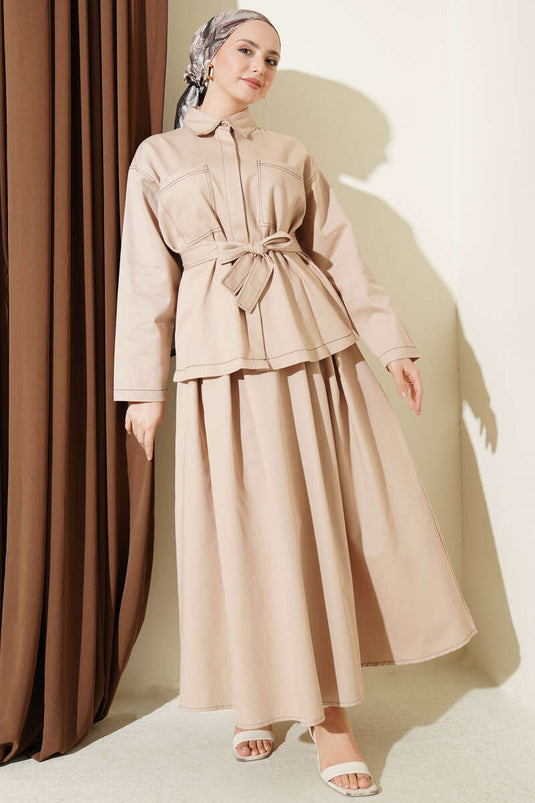 Completo doppio con gonna a tasche e cintura beige