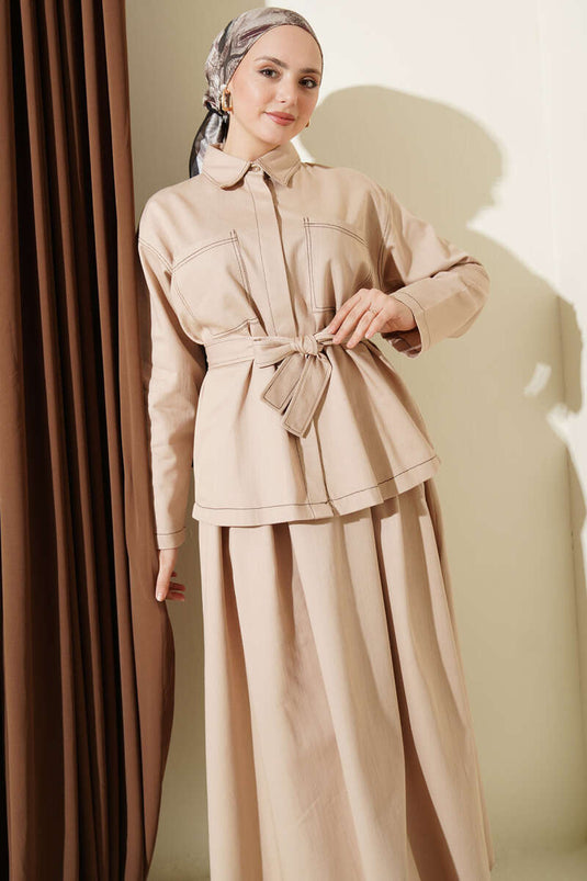 Completo doppio con gonna a tasche e cintura beige
