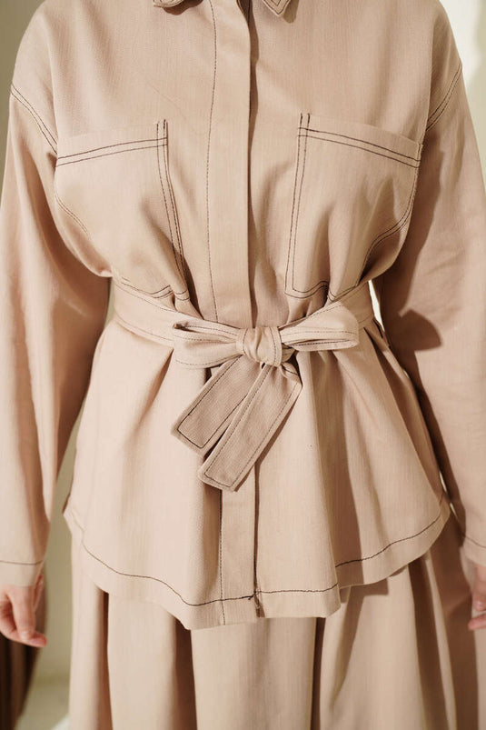 Completo doppio con gonna a tasche e cintura beige