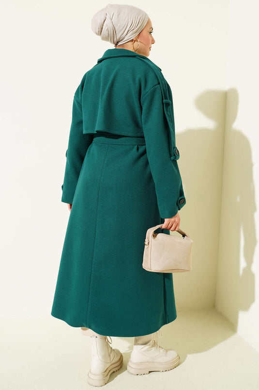 معطف كاشي بتفاصيل أزرار وحزام زمردي