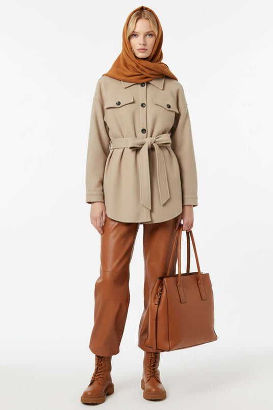 سترة كشمير بحزام وأزرار باللون البيج