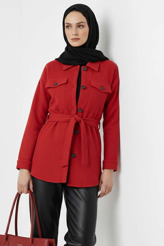 Veste en cachemire boutonnée avec ceinture rouge