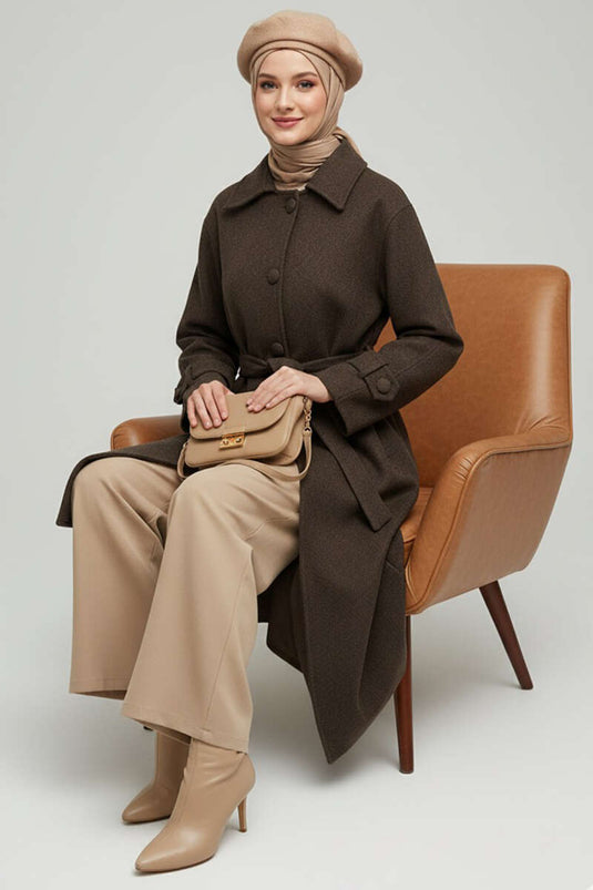 معطف من الكشمير بحزام وأزرار باللون البني المر