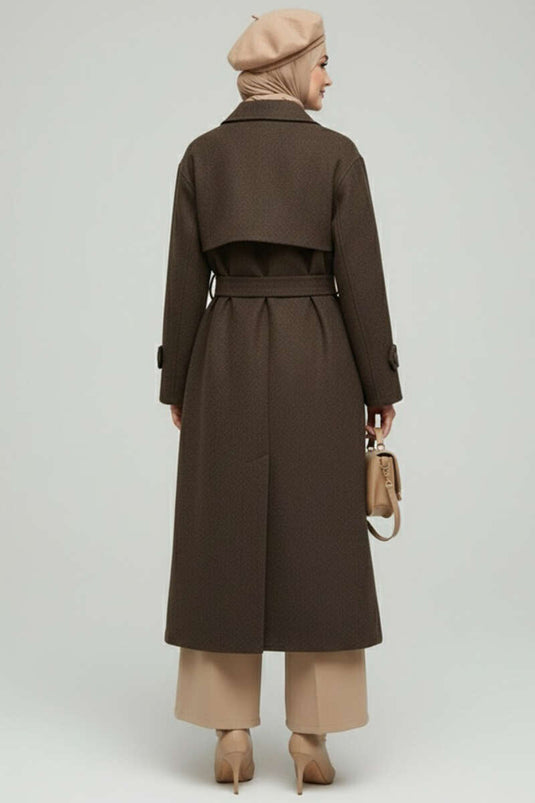 معطف من الكشمير بحزام وأزرار باللون البني المر