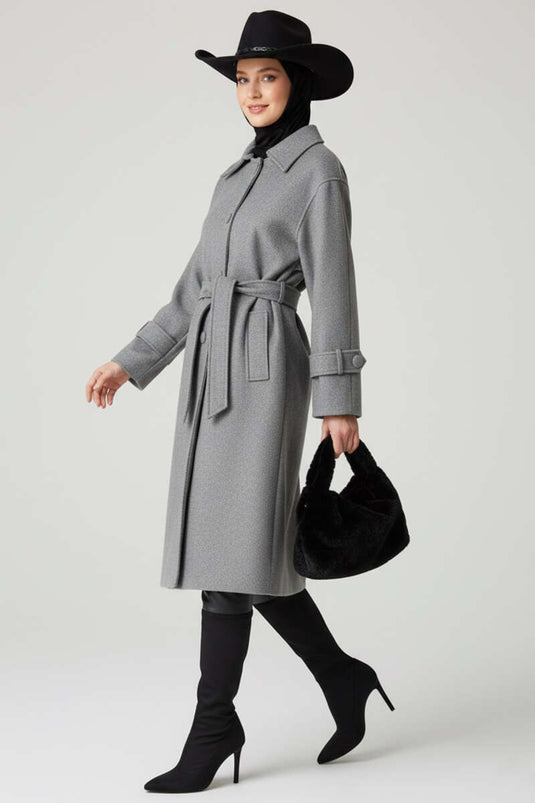 Manteau en cachemire gris avec ceinture et boutons