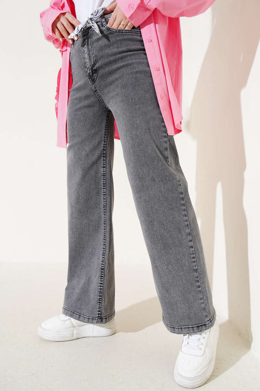 Jeans mit breitem Bein und Gürtel in Rauchgrau