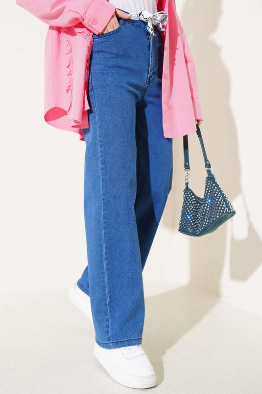 Jeanshose mit breitem Bein und Gürtel in Blau