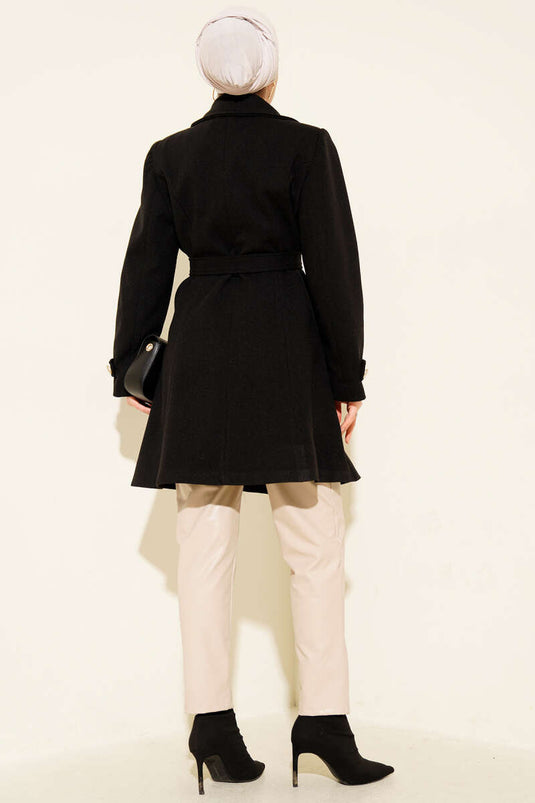 Schwarzer Kaschmirmantel mit Gürtel und goldenen Knöpfen