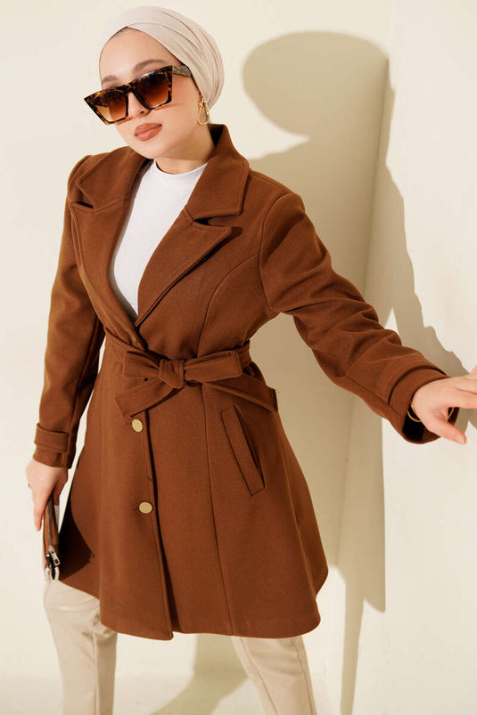 معطف من الكشمير بحزام وأزرار ذهبية اللون باللون البني
