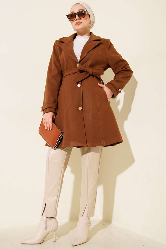 Gürtelmantel aus Kaschmir mit goldenen Knöpfen in Hellbraun