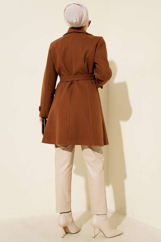 Gürtelmantel aus Kaschmir mit goldenen Knöpfen in Hellbraun