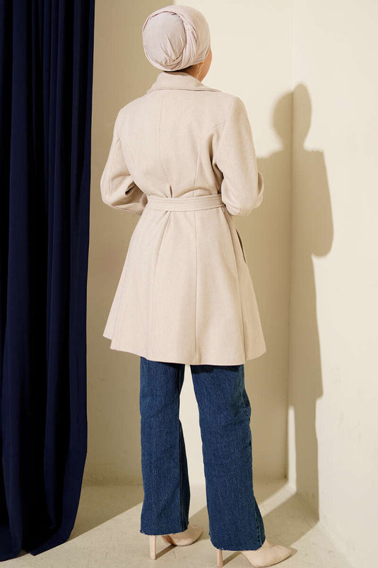 Gürtel, goldgeknöpfter Kaschmirmantel, Stein