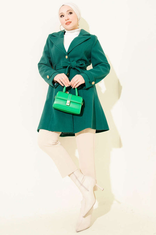 معطف من الكشمير مزين بأزرار ذهبية وحزام، لون الزمرد