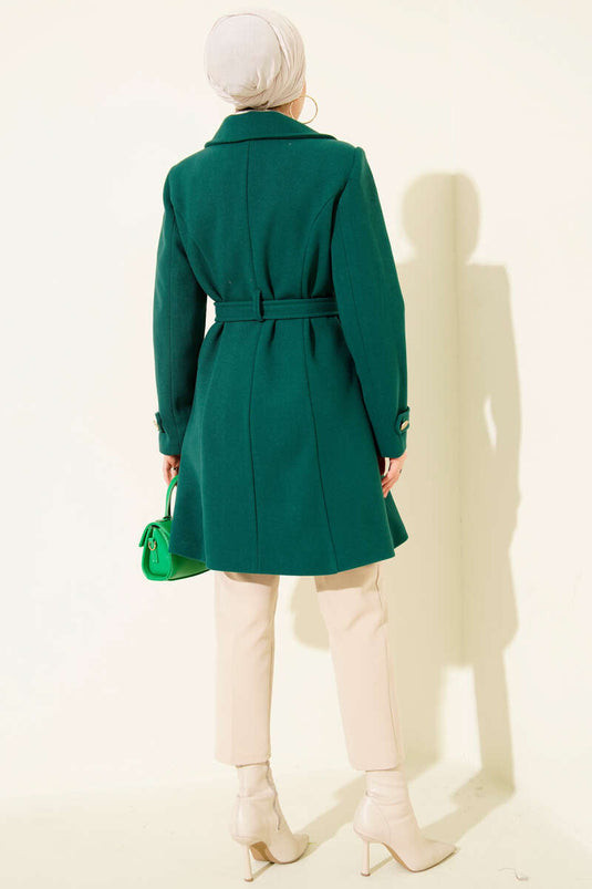 معطف من الكشمير مزين بأزرار ذهبية وحزام، لون الزمرد