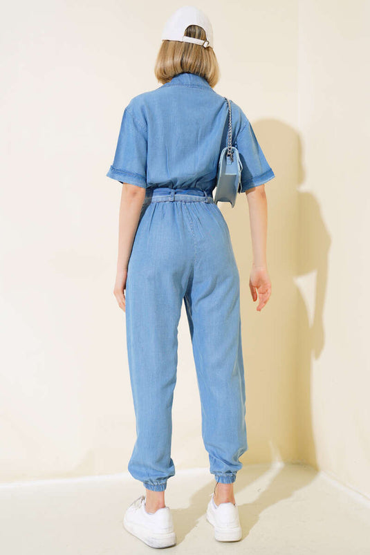 وزرة الدنيم بياقة القميص مربوطة باللون الأزرق الفاتح