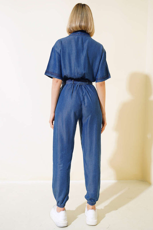 وزرة الدنيم بياقة القميص مربوطة باللون الأزرق المتوسط