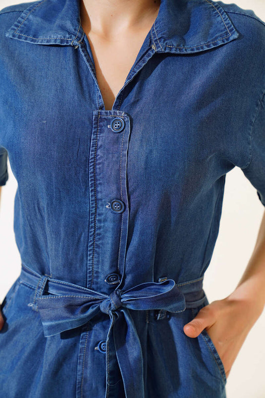 وزرة الدنيم بياقة القميص مربوطة باللون الأزرق المتوسط