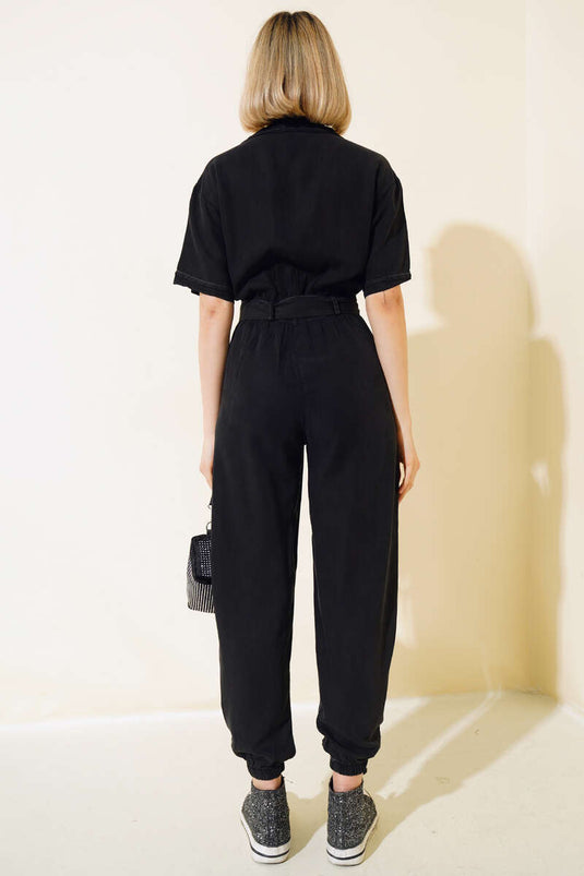 وزرة الدنيم بياقة القميص مربوطة باللون الأسود