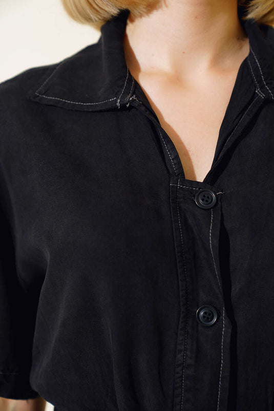 وزرة الدنيم بياقة القميص مربوطة باللون الأسود