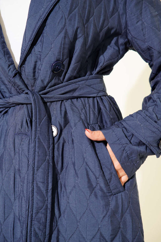 عباءة مبطنة بحزام باللون الأزرق الداكن