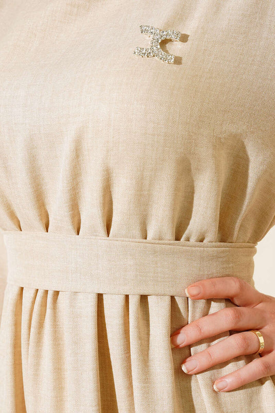 فستان من الكتان بحزام باللون البيج