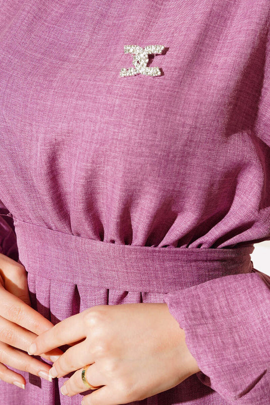 فستان من الكتان بحزام على الأرض، لون داستي روز