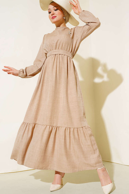 فستان من الكتان بحزام على الأرض