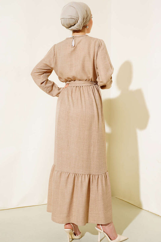 فستان من الكتان بحزام على الأرض