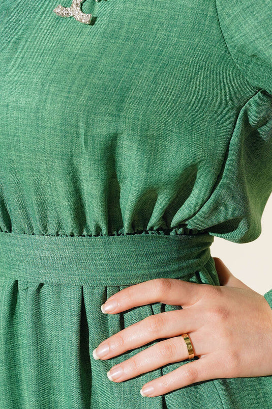 فستان من الكتان بحزام باللون الأخضر