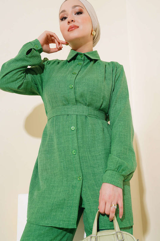 بدلة مزدوجة من الكتان بحزام باللون الأخضر