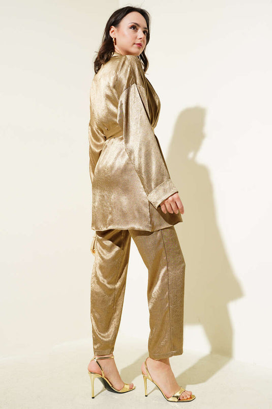 طقم من قطعتين من الساتان المجعد بحزام من ألتوني