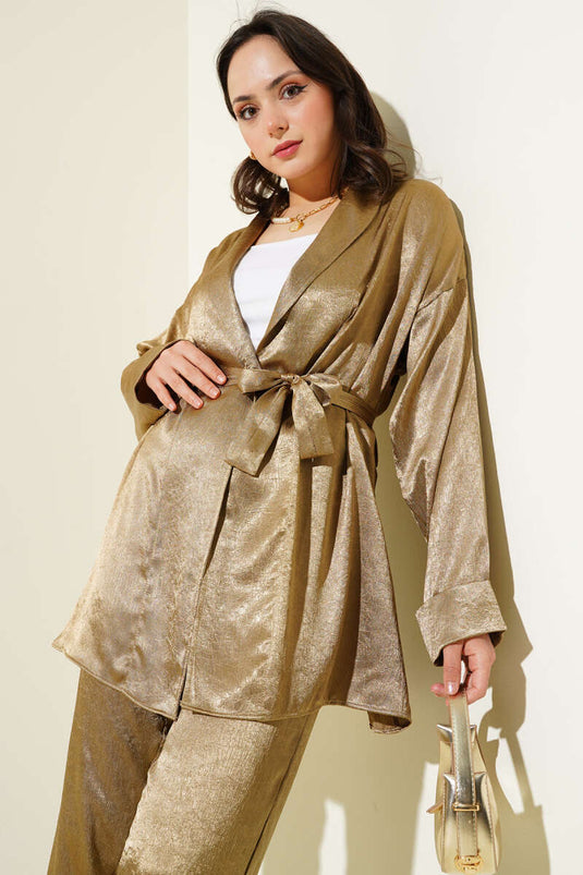طقم من قطعتين من الساتان المجعد بحزام من ألتوني