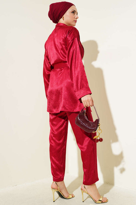 بدلة من قطعتين من الساتان المجعد مع حزام باللون الأحمر القرمزي
