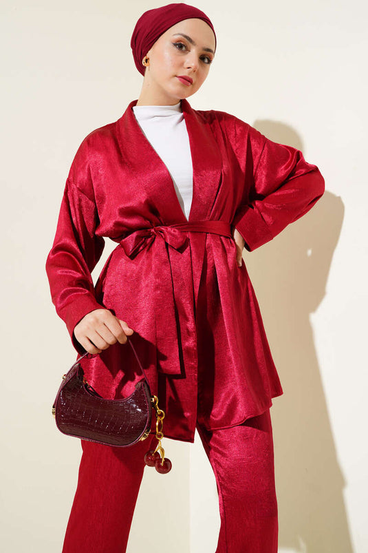 بدلة من قطعتين من الساتان المجعد مع حزام باللون الأحمر القرمزي