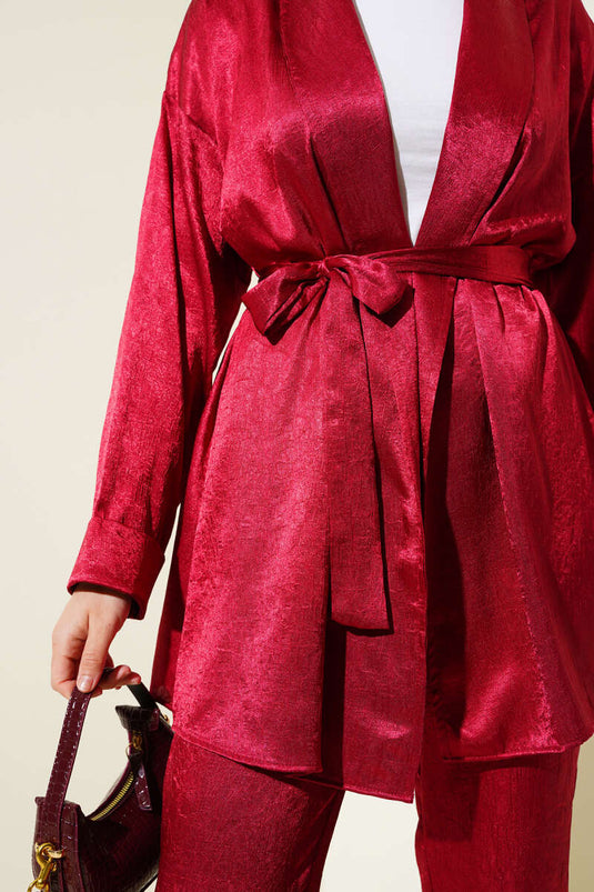 بدلة من قطعتين من الساتان المجعد مع حزام باللون الأحمر القرمزي