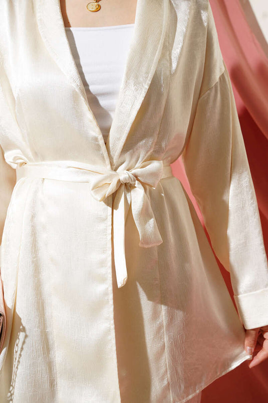 طقم من قطعتين من الساتان المجعد بحزام بلون البيج الفاتح