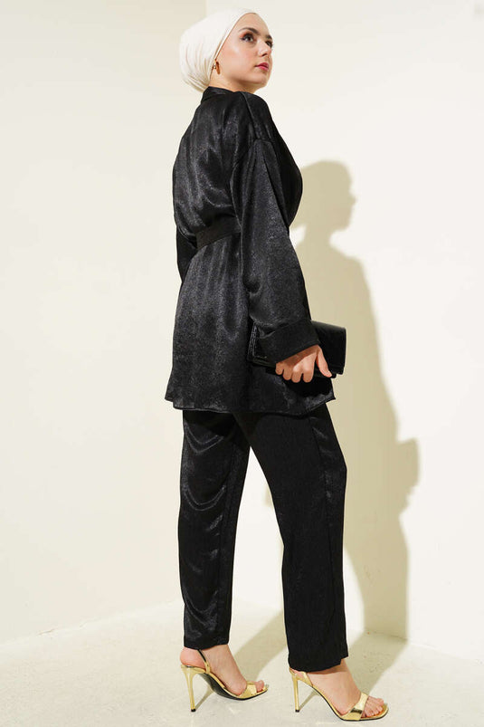 بدلة من قطعتين من الساتان المجعد بحزام باللون الأسود